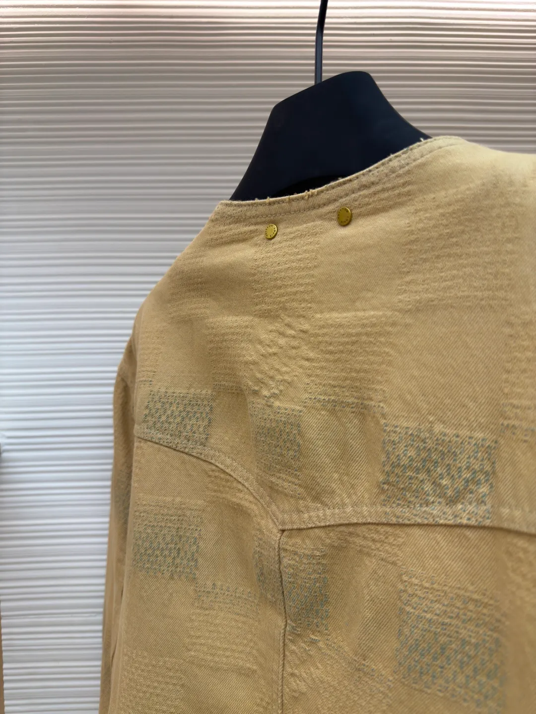 LOUIS VUITTON turquoise collarless jacket ●Authentic product: purchased and developed by 18939 ●Item number: 1680007-C45 ●Fabric: denim fabric ●Technology: jacquard production ●Version: fitted version ●Weight: about 1255 grams ●Size: 46-48-50-52 ●Description: Louis Vuitton LV checkerboard collarless denim jacket Made of custom-woven denim denim, custom-dyed with contrasting indigo effect and 3D checkered jacquard craftsmanship. Through the yarn-dyed jacquard process, various patterns and patterns are woven directly into the fabric during the weaving process, making the surface of the denim appear richer in texture and visual effects. The fabric goes through sand washing process and special dyeing technology! Customized accessories, complete with three standards. The overall wiring is straight and delicate, the fabric is comfortable and soft, and the color is consistent without color difference. It can be matched with the same style to create a fashionable look and control various occasions. Customized accessories, complete with three standards, same style for men and women!